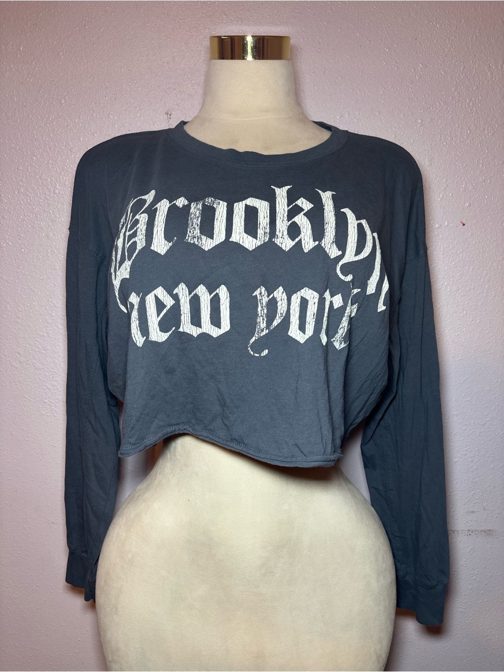 Aeropostale Charcoal Cropped Long-Sleeve Graphic Design Top - White Print